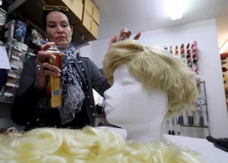 En algunos locales de renta de disfraces se han agotado las características pelucas que imitan el peinado del presidente estadounidense. (AP)