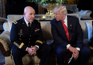 Trump destacó a su nuevo asesor de Seguridad Nacional como 'un hombre de tremendo talento y experiencia'. (AP)