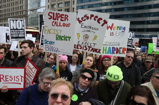 Más de 100 manifestantes protestaron en Washington, D.C., donde docenas de manifestantes corearon 'Echen a Trump' y 'Amor, no odio. (AP)