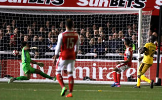 Theo Walcott marca el segundo gol en la victoria del Arsenal 2-0 sobre el Sutton United. (AP)