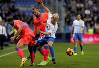 Málaga rompió una racha de nueve partidos sin ganar y llegó a 26 puntos. (EFE)