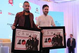 Reconocimiento. Los integrantes de Camila fueron galardonados con el Disco de Platino. (NOTIMEX)