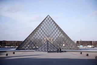 Por monumentos, el Arco del Triunfo fue uno de los más afectados al perder 24 por ciento de visitantes mientras que el Museo del Louvre recibió 13.3 por ciento menos. (AP)