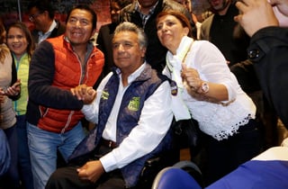 A la espera. Una segunda vuelta electoral entre Lenín Moreno (cen.) y Guillermo Lasso, se realizaría para el 2 de abril.