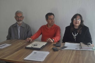 Asamblea. Miguel Valdez, Julio Pérez y Ángeles Cabrero, presentaron los detalles del próximo encuentro ciudadano. (GUADALUPE MIRANDA)