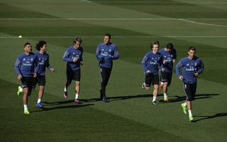 Los jugadores del Real Madrid Casemiro, Marcelo, Fabio Coentrao, Keylor Navas, Luka Modric, Mateo Kovacic y Cristiano Ronaldo, durante el entrenamiento que realizó ayer el equipo en Valdebebas. (EFE)