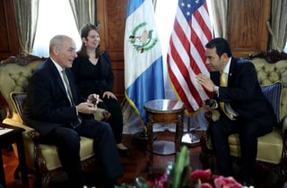 Idea. El secretario de Seguridad Interna de EU, John F. Kelly, de visita en Guatemala, defendió  la decisión de su gobierno de 'reforzar' el control de la frontera con México.