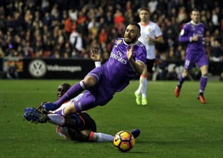 Valencia derrotó 2-1 como local al Real Madrid, que desaprovechó la oportunidad de despegarse del Barça. (EFE)