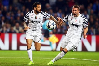 Marko Pjaca (d) celebra un gol con su compañero Dani Alves durante el partido de ida de octavos de final de la Champions League, donde Juventus venció 2-0 al Porto. (EFE)