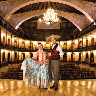 Interior del Teatro Hinojosa: traje típico de Jerez urbano, para bailar sones de tambora.
