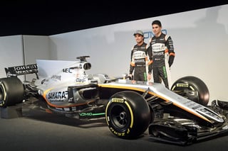 Sergio “Checo” Pérez (i) y Esteban Ocon presentaron el VJM10, nuevo monoplaza de la escudería Force India. (AP)
