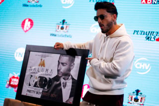 Reconocimiento. El cantante colombiano recibió disco cuádruple de Platino por las altas ventas de su disco. (EFE)