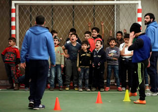 Muchos niños buscan en el deporte una salida a su triste entorno; es la realidad que viven los sirios. (AP)