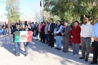 Presentación. Alumnos de la primaria Venustiano Carranza  presentaron las banderas que ha tenido el país. (CORTESÍA)