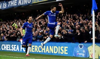 Cesc Fábregas celebra tras anotar el primer gol del Chelsea en la victoria 3-1 sobre Swansea. (EFE)