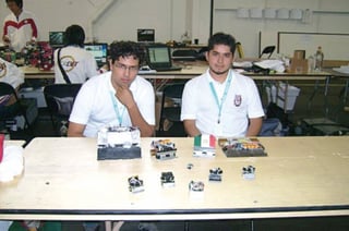 Experiencia. Luis Reyna (Izq.) participó junto con Hugo Martínez en el Concurso Internacional Robolympics 2007.