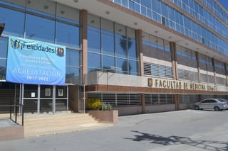 Logro. En la Facultad de Medicina de la máxima casa de estudios, con sede en Torreón, se colocó una lona de felicitación. 