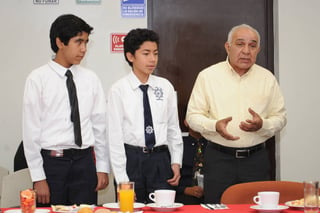 Equipo. Como un gran equipo de trabajo se definen los dos estudiantes Jasef Díaz, Héctor Hernández y su maestro Manuel de la Rosa.