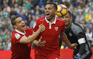 El defensa brasileño del Sevilla Gabriel Mercado (c) celebra con su compañero, el francés Wissam Ben Yedder (i), su gol ante el Betis. (EFE)