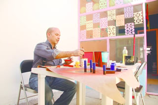 Comunidad. El cuentacuentos Raúl Esparza invita a los niños a vivir la experiencia del arte.