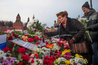 Valor. Personas marcharon por el centro de Moscú para clamar justicia y honrar la memoria del líder opositor Boris Nemtsov.
