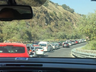 Sin fin. Miles de automovilistas tuvieron que esperar por horas para poder circular en la autopista.