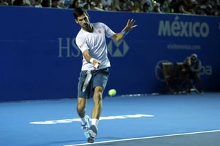 El serbio Novak Djokovic, una de las principales figuras del Abierto Mexicano de Tenis, entrenó ayer en el puerto de Acapulco. (EFE)