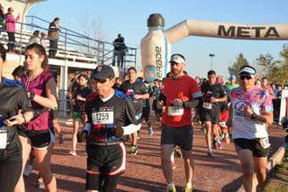 Los corredores en la distancia de los 10 kilómetros tomaron la salida en el Tec de Monterrey. Centenares de corredores dan vida a carrera Siglo - Tec