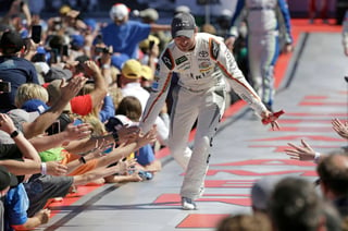 El piloto mexicano Daniel Suárez no tuvo un buen debut en la NASCAR, ya que finalizó en la posición 29 tras un choque. Suárez choca en su debut en NASCAR