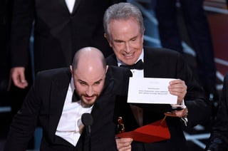 El error histórico en el anuncio de Mejor Película encabezó los momentos del Oscar. (AP)
