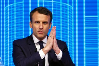 Macron, de 39 años, obtendría el 25 por ciento de los votos en la primera vuelta de las presidenciales y quedaría en segundo lugar luego de la ultraderechista Marine Le Pen, que obtendría el 27 por ciento. (ARCHIVO)