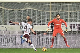 A pesar de fallar un penal, Andrea Belotti fue la figura del Torino, pues anotó los dos goles del equipo. (EFE)