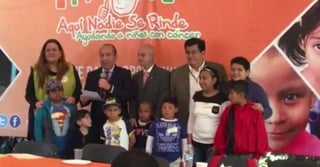 Decisión. Felipe Calderón donó su pensión de expresidente a la organización Aquí nadie se rinde, para niños con cáncer.
