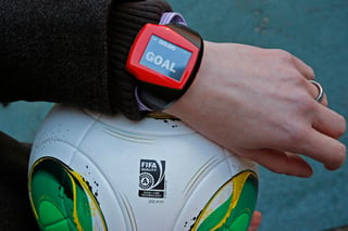 El reloj del árbitro ayuda a saber cuándo el balón rebasa la línea de gol. (AP)