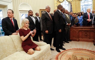 Algunos usuarios de Twitter se apuraron para calificar las fotos como una prueba de la falta de respeto de Conway y el gobierno de Trump hacia el cargo. (AP)