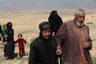 Al menos ocho mil 735 hombres, mujeres y niños huyeron a través del desierto hasta llegar a territorio controlado por las tropas iraquíes. (ARCHIVO)