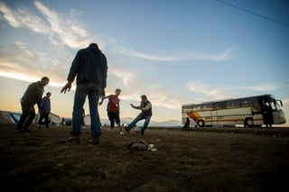 Se armó la “reta” entre jóvenes migrantes que se encuentran albergados en espera de poder regresar a su lugar de origen. (ARCHIVO)