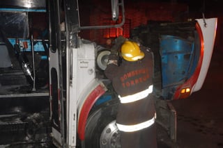 La unidad afectada fue el tracto camión marca International de la línea Transportes del Nazas, Torreón-Gómez-Lerdo, color rojo con blanco. (EL SIGLO DE TORREÓN)