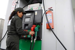 La gasolina Magna se mantiene este jueves en .09, mientras que la Premium subirá a .87 y el diésel a .16. (ARCHIVO)