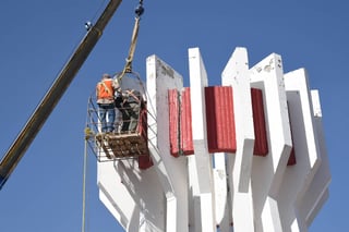 Trabajos. Con el retiro del aro de concreto con perfiles de acero, se empezó a bajar la estructura general del monumento. (Joel Mendoza)
