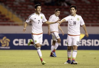 Uriel Antuna (7), jugador de Santos anotó tres goles en la victoria de México 6-1 contra El Salvador; los también Guerreros Eduardo Aguirre y Ronaldo Cisneros marcaron un tanto cada uno. (EFE)