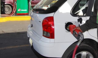 Este 3 de marzo en La Laguna, el costo de la gasolina Premium será de .84, la gasolina Magna costará .08 y el diésel .15. (ARCHIVO)