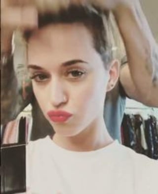 Fue a través de su cuenta de Instagram donde la cantante anuncio su nuevo estilo de cabello. (ESPECIAL)