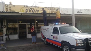 La encargada del local de nombre Janeth García, informó a las autoridades se percataron de un fuerte olor a gas. (EL SIGLO DE TORREÓN)