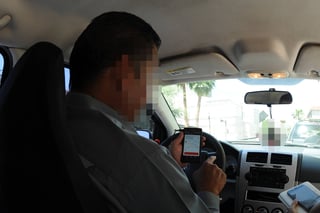 Servicio. A los choferes de Uber se les prohíbe ofrecer el servicio en la vía pública, debe ser por la aplicación móvil. (ARCHIVO)