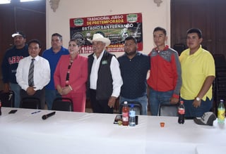 Las autoridades de Ciudad Lerdo y los directivos de la Academia Mapaches celebraron este acuerdo que beneficiará a los peloteritos. (Jesús Galindo)