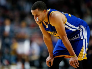 Stephen Curry no pudo hacer la diferencia por los Warriors de Golden State. Warriors caen ante los Bulls