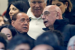 Silvio Berlusconi (i), que compró el equipo hace 31 años ha estado negociando su venta desde hace un año. (Archivo)