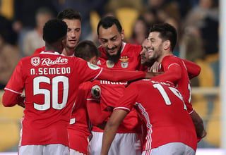 Benfica lidera la Primeira Liga de Portugal por un punto. (Archivo)