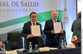 Acuerdo. El convenio de intercambio de servicios fue suscrito por el secretario de Salud, José Narro (der.), y los titulares del IMSS, Mikel Arriola (izq.), y del ISSSTE, José Reyes Baeza.